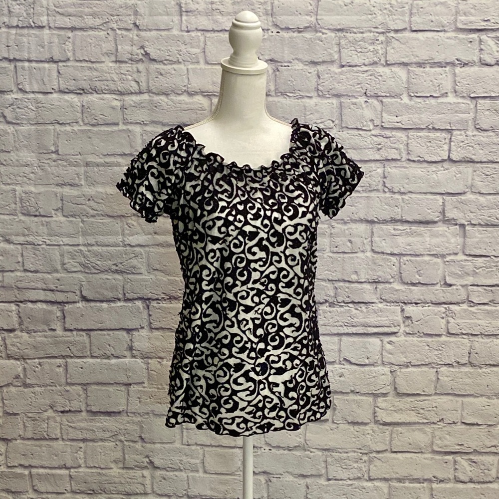 Sassy women’s short sleeve textured top Size M